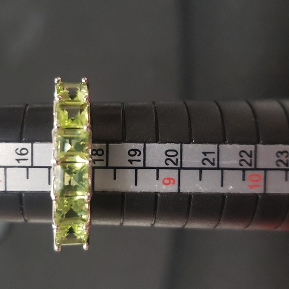 BBJ 925 Six Glass Stone Peridot Ring. - Picture 8 of 10